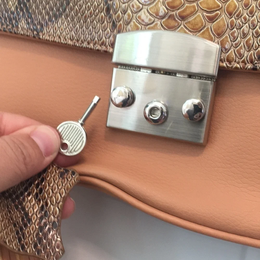 Locking purse